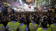 香港警方开始清除金钟占领区障碍物