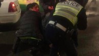 乌鲁木齐一男子在公交站持刀伤3人