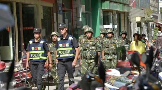 中国胁迫回乡探亲的维族和藏人从事间谍活动