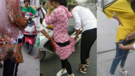 在街头切缩短 维吾尔族 妇女服装