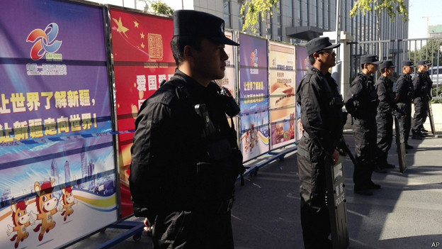 140917043356_cn_urumqi_court_police_cordon_624x351_ap