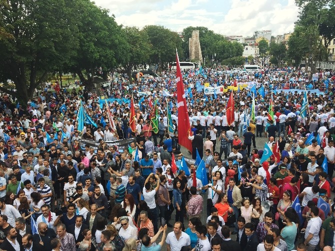 İSTANBUL ÜLKÜ OCAKLARI'NIN SULTANAHMET'TE DÜZENLEDİĞİ ÇİN PROTESTOSUNDA, GÖSTERİCİLER, GÜNEY KORELİ BİR TURİSTİ ÇİN VATANDAŞI ZANNEDİP DARP ETMEYE KALKIŞTI. (ADNAN SULAR/İSTANBUL-İHA)