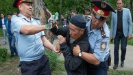 KAZAKİSTAN POLİSİ’NDEN  ÇİN’İN TUTUKLADIĞI AİLELERİ İÇİN EYLEM YAPANLARA MÜDAHALE
