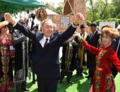 KAZAKİSTAN CUMHURBAŞAKANI NAZARBAYEV  ALMA-ATA’DA UYGUR TÜRKLERİNİ ZİYARET ETTİ