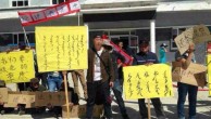 新疆蒙古族牧民举牌抗议温泉遭破坏多人被抓